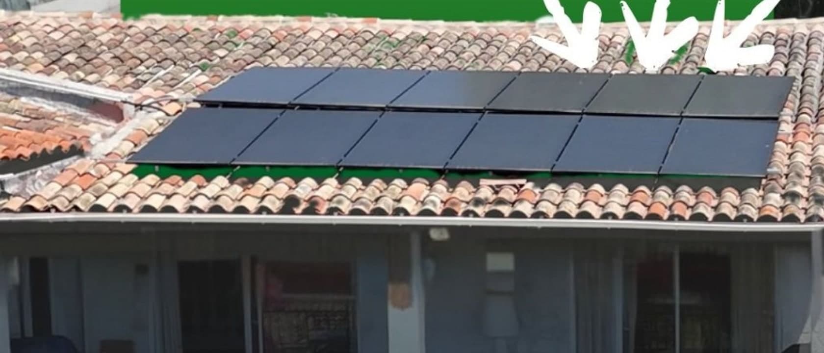 Installation de panneaux solaires photovoltaïques sur toiture en tuiles — chantier Héliotoit Énergie, Côte d'Azur
